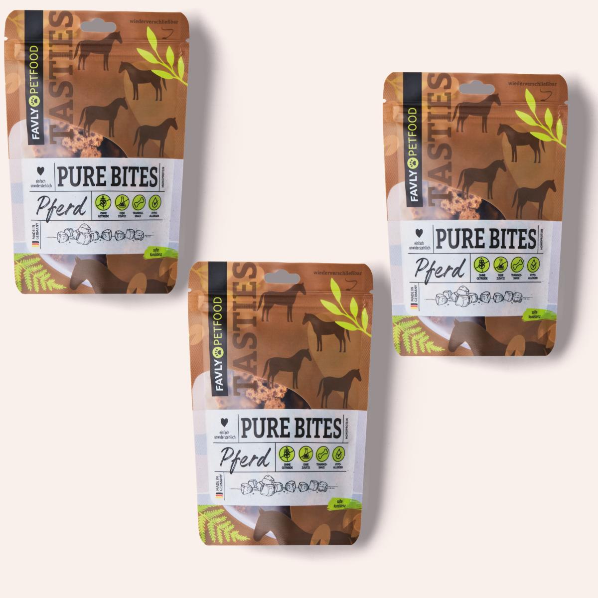 Drei Packungen FAVLY Petfood PURE Bites Pferd, mit Pferdeillustrationen und grünem Bio-Label, hergestellt aus hypoallergenen natürlichen Zutaten.