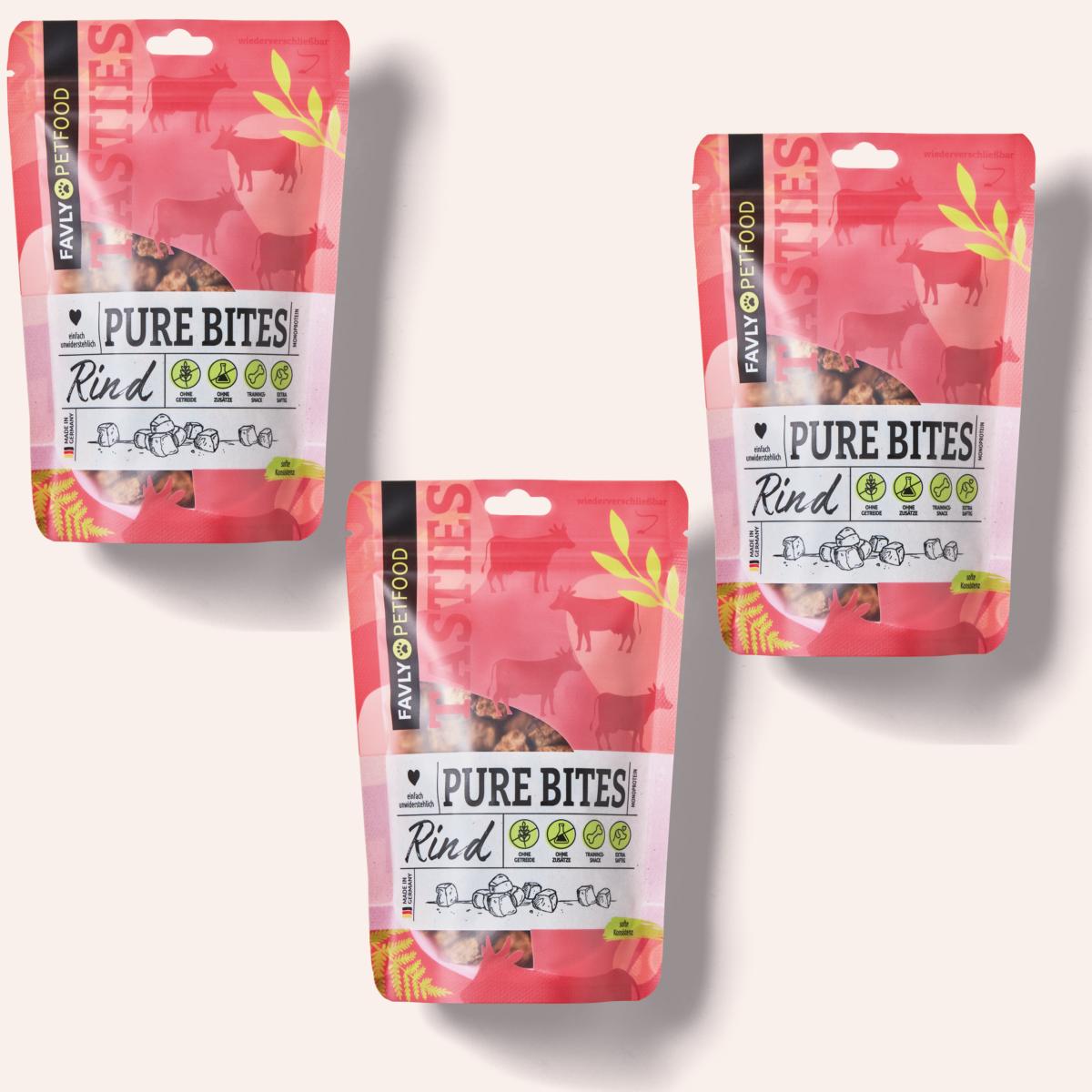 Drei Packungen PURE Bites Rind von FAVLY Petfood, Hundesnacks mit natürlichen Zutaten und einem rötlich-rosa Hintergrund mit Rinderbildern.