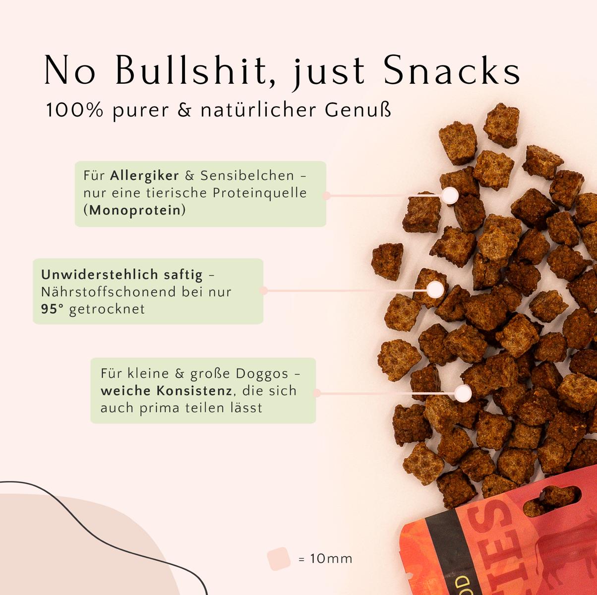 PURE Bites Rind von FAVLY Petfood sind quadratische, braune Hundesnacks mit deutschem Text, der den Nutzen bei Allergien, die natürlichen Zutaten und die Textur beschreibt.