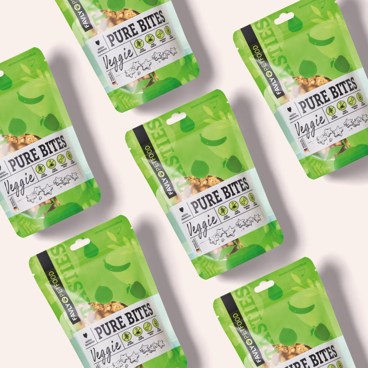 Mehrere grüne Packungen mit dem frischen Tierfutter „PURE Bites Veggie“ von FAVLY Petfood, hergestellt aus natürlichen Zutaten, sind auf einem hellen Hintergrund in einem diagonalen Muster angeordnet.