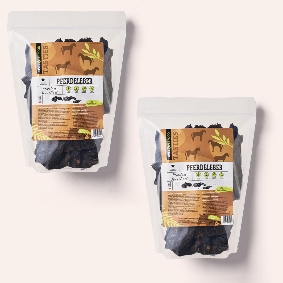 Zwei Pakete mit 1000 g Pferdeleber-Hundesnacks von FAVLY Petfood, ideal für ernährungssensible Hunde, mit klarer Verpackung und braunen Etiketten auf hellem Hintergrund.