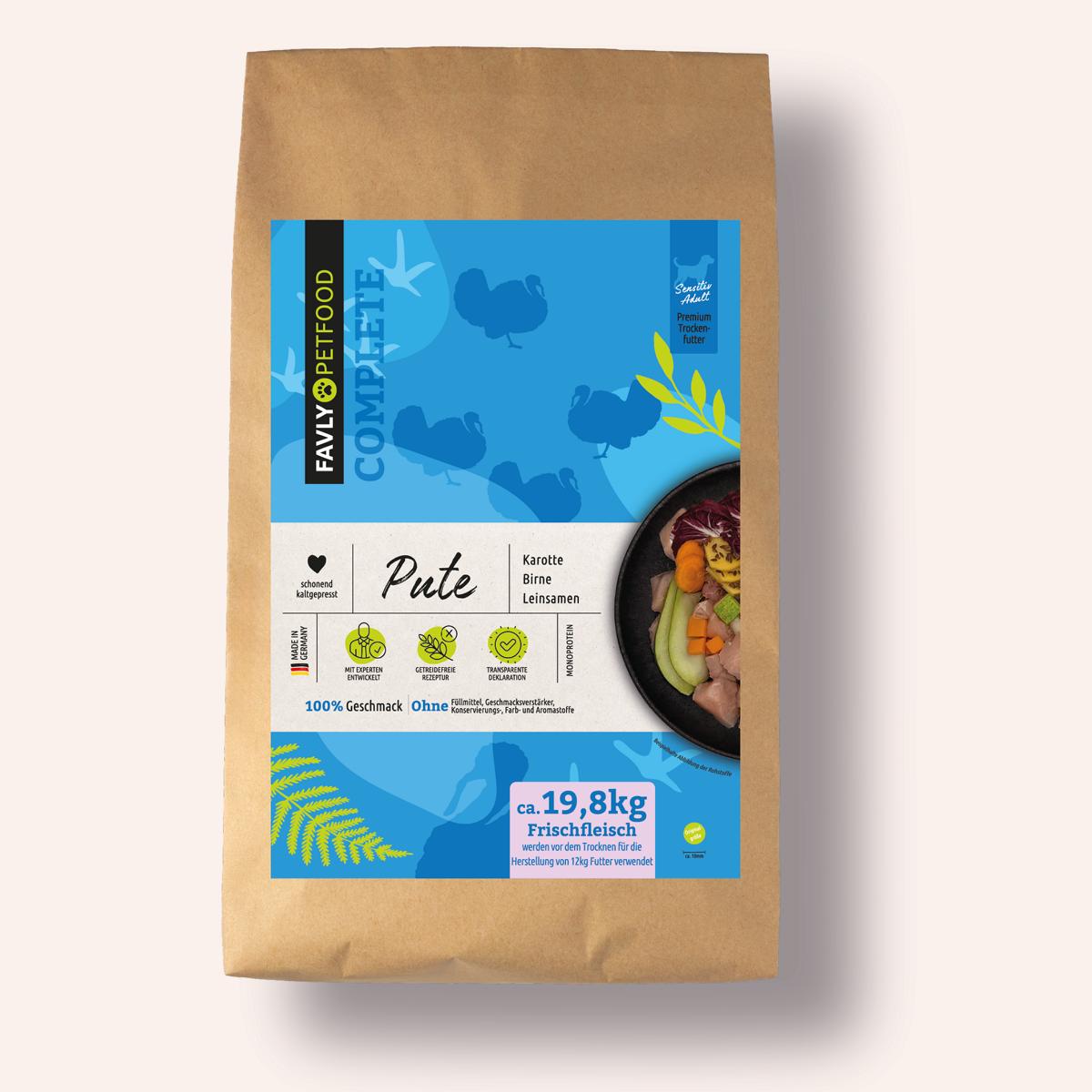 Brauner Beutel von FAVLY Petfood Huhn mit Karotte, Birne & Leinsamen mit blauem Etikett und einer Schale mit frischen Zutaten.