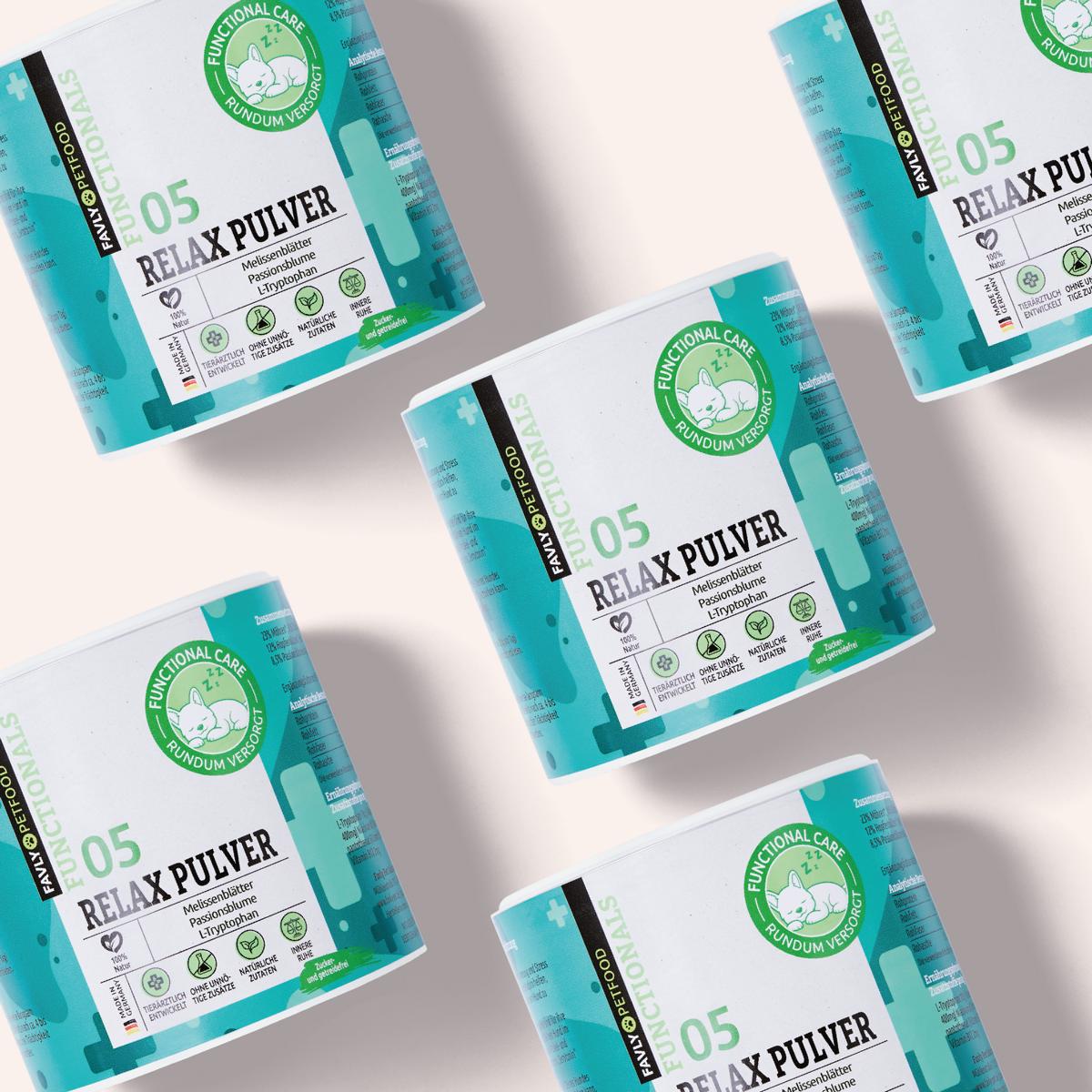 Fünf Dosen FAVLY Petfood Relax Pulver - Unruhe & Stress mit blaugrünen und weißen Etiketten in einem diagonalen Muster.