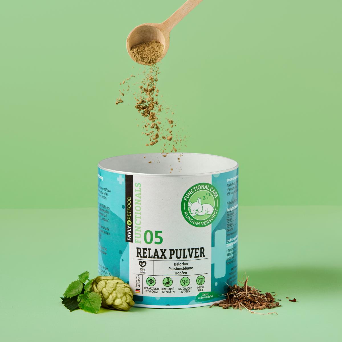 Die Dose mit der Aufschrift „Relax Pulver – Unruhe & Stress“ von FAVLY Petfood ist sanft mit Pulver gefüllt, umgeben von eingestreuten Heilkräutern und Hopfen vor einem beruhigenden grünen Hintergrund und verspricht innere Ruhe.