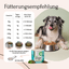 Ein glücklicher Hund sitzt neben einem Futternapf, einer Dosierungstabelle und FAVLY Petfood Relax Pulver - Unruhe & Stress zur Orientierung.