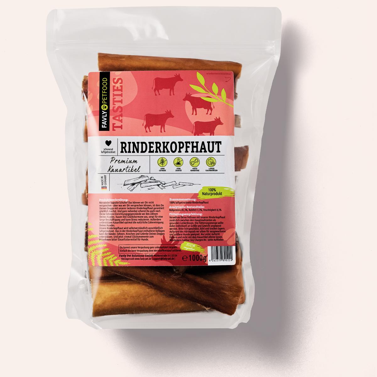 Eine Packung Hundeleckerlis von FAVLY Petfood mit den Aufschriften „Rinderkopfhaut 250 g“ und „Premium Knabberei“ und roten und grünen Akzenten wirbt für ihren Status als natürliche Kauartikel.