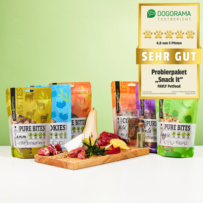 FAVLY Probierpaket „Snack it“ von FAVLY Petfood auf einem Brett mit „Sehr Gut“ für natürliche Zutaten.