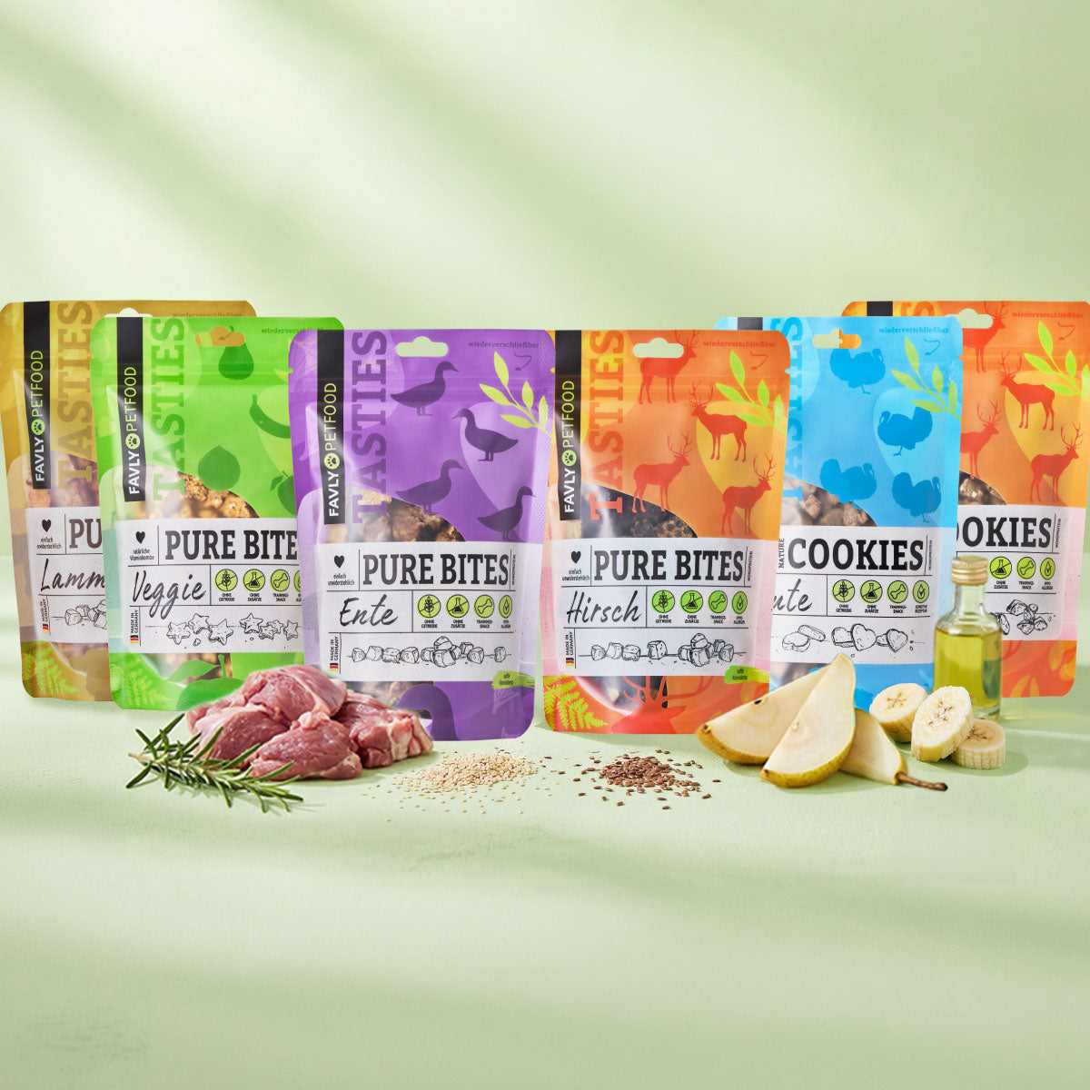 Sechs Packungen FAVLY Probierpaket "Snack it" von FAVLY Petfood mit Fleisch, Kräutern, Banane & Birne vorne.