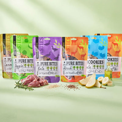 Sechs Packungen FAVLY Probierpaket "Snack it" von FAVLY Petfood mit Fleisch, Kräutern, Banane & Birne vorne.