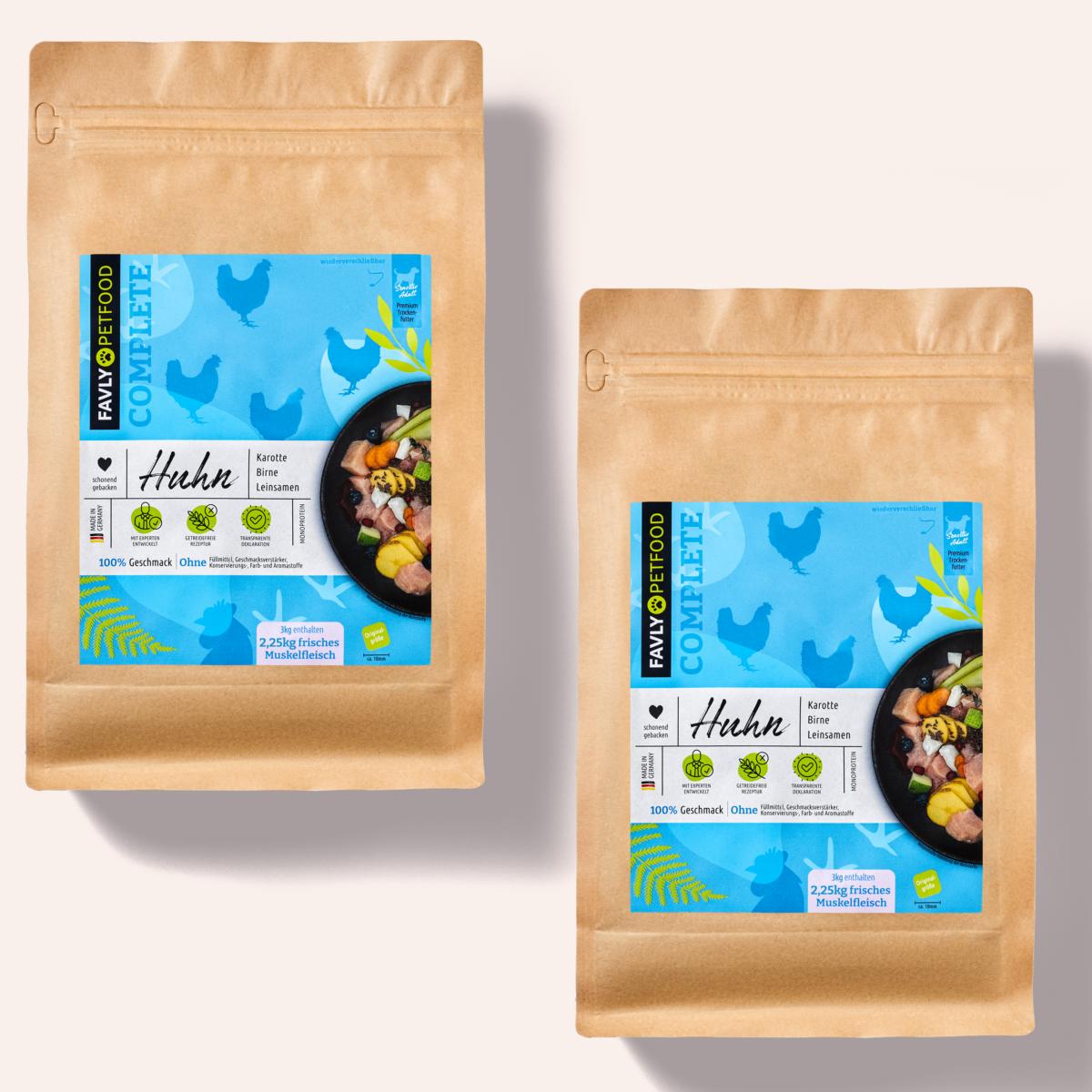 Zwei braune Tüten „FAVLY Petfood“ Trockenfutter Huhn mit Karotte, Birne & Leinsamen mit blauen Etiketten mit Zutaten und Nährwertangaben, perfekt für ernährungssensible Hunde, vor einem hellen Hintergrund.