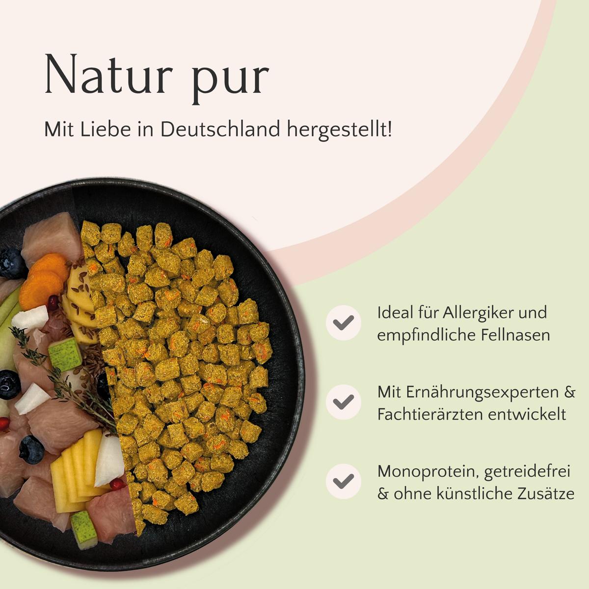 Eine Schüssel Trockenfutter Huhn mit Karotte, Birne & Leinsamen von FAVLY Petfood, mit Text über natürliches, allergikerfreundliches und getreidefreies Tierfutter aus Deutschland. Dieses Premium-Trockenfutter ist ideal für ernährungsbewusste Hunde und verfügt über eine getreidefreie Rezeptur, um eine erstklassige Ernährung zu gewährleisten.