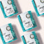 Mehrere Dosen von FAVLY Petfood's UROCARE Pulver - Niere & Blase in teal-weißer Verpackung auf hellem Hintergrund.