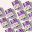 Lila Dosen mit gelber Ente, "FAVLY Petfood" Branding und Ente mit Hirse, Birne & Spinat diagonal gedruckt.