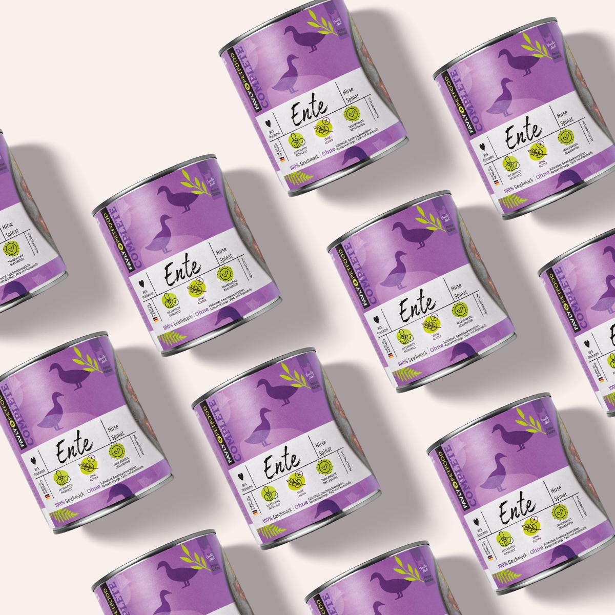 Lila Dosen mit gelber Ente, "FAVLY Petfood" Branding und Ente mit Hirse, Birne & Spinat diagonal gedruckt.