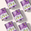 Sechs lila etikettierte FAVLY Petfood Ente mit Hirse, Birne & Spinat Dosen, die diagonal auf einem hellen Hintergrund angeordnet sind.