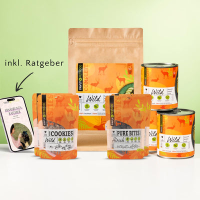 Eine Auswahl hypoallergener Produkte von FAVLY Petfood, darunter das FAVLY Probierpaket „Wild“, präsentiert vor einem grünen Hintergrund mit einem auf einem Telefonbildschirm angezeigten Leitfaden, perfekt für ernährungssensible Hunde.